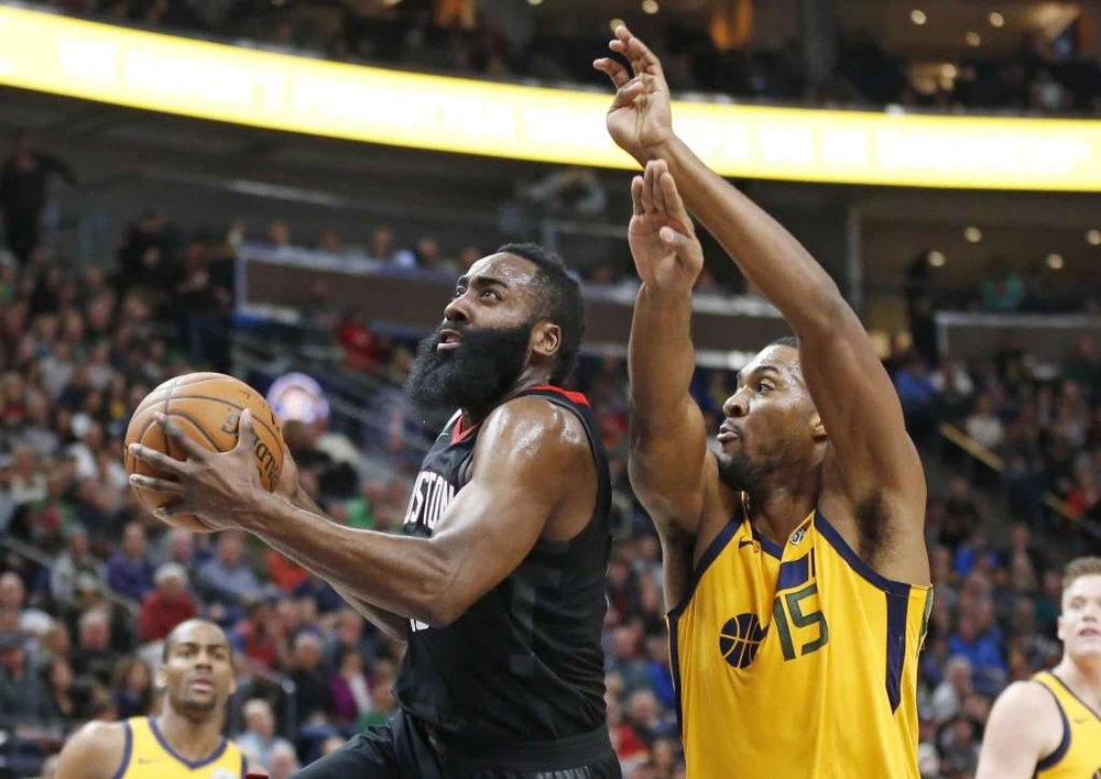 James Harden (trái) là nhân tố giúp Rockets "trên màu" Utah