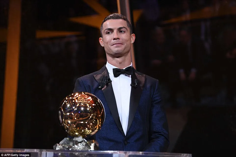 Ronaldo nhận QBV trên đỉnh Tháp Eiffel