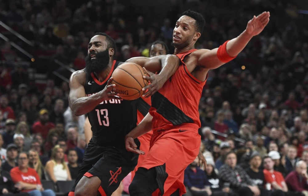 James Harden (trái) ghi được 48 điểm