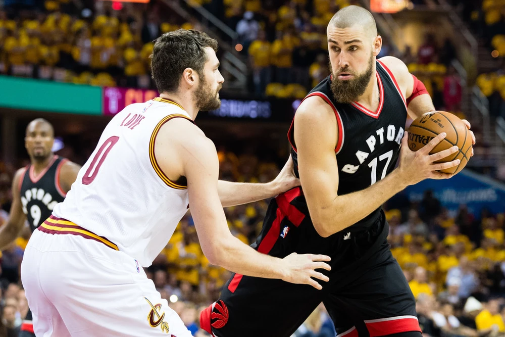 Jonas Valanciunas (phải) không thể giúp Raptors thắng LA Clippers