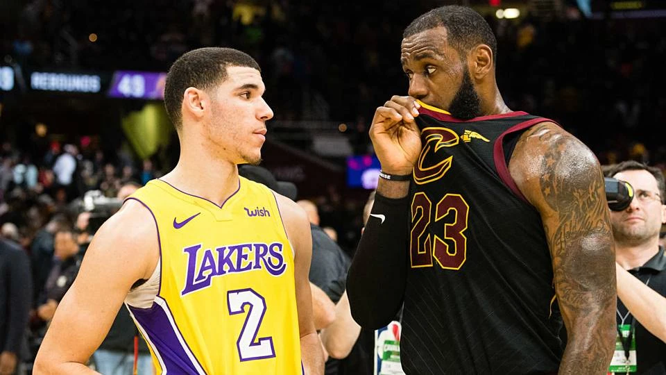 LeBron James (phải) và Lonzo Ball