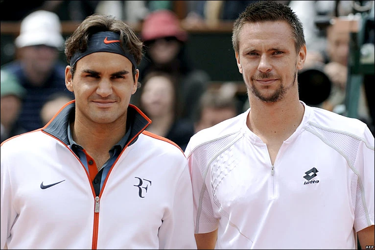 Soderling (phải) và Federer ở chung kết Roland Garros 2009