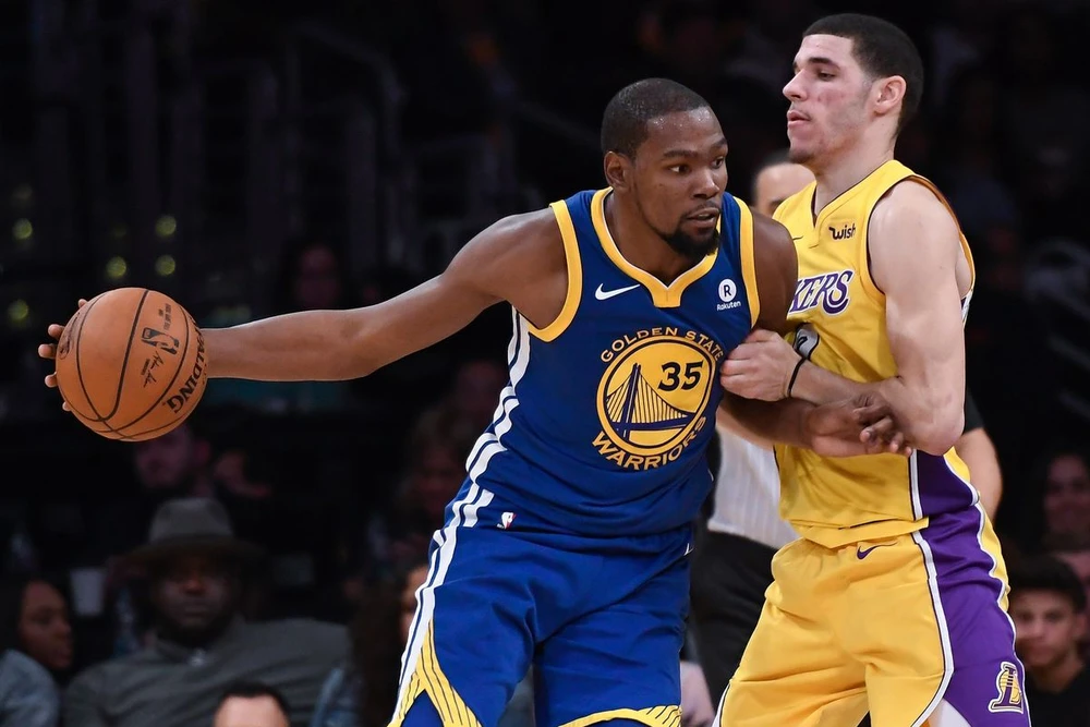 Kevin Durant trước sự kèm cặp của một cầu thủ LA Lakers