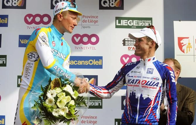 Vinokourov và Kolobnev trên bục nhận giải ở Liege-Bastogne-Liege 2010