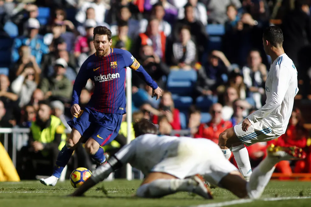 Chỉ còn 1 chiếc giày, Messi vẫn kiến tạo cho Vidal ghi bàn, khiến Marcelo và Ramos ngã sấp mặt ảnh 1 Chỉ còn 1 chiếc giày, Messi vẫn kiến tạo cho Vidal ghi bàn, khiến Marcelo và Ramos ngã sấp mặt ảnh 1
