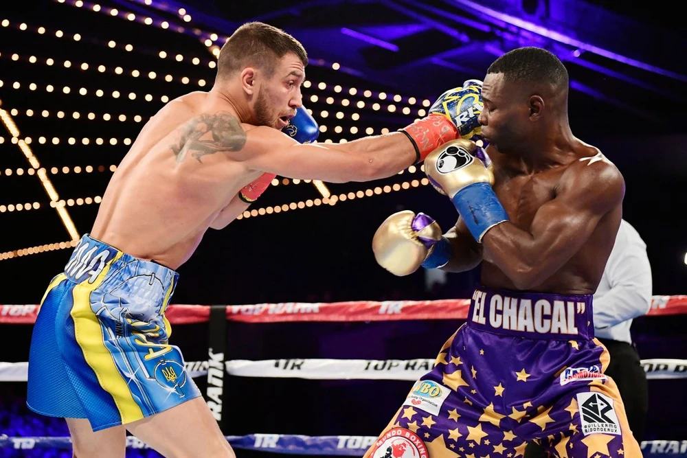 Vasyl Lomachenko (trái) trong trận thắng Guillermo Rigondeaux