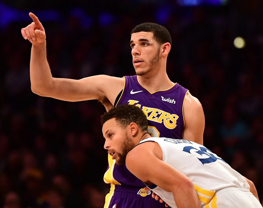 Lonzo Ball (đứng) sẽ phải vắng mặt trong ít nhất 1 tuần lễ