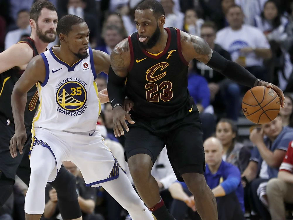 Kevin Durant (trái) và LeBron James trong một pha tranh chấp trên sân