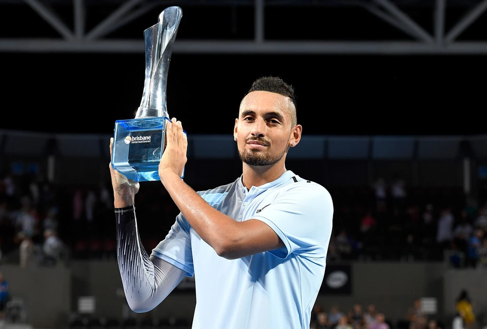 Nick Kyrgios nâng cao chiếc cúp vô địch Brisbane International