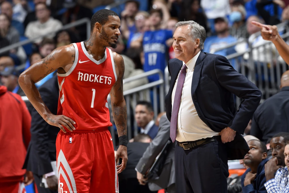 HLV Mike D'Antoni và một cầu thủ Rockets