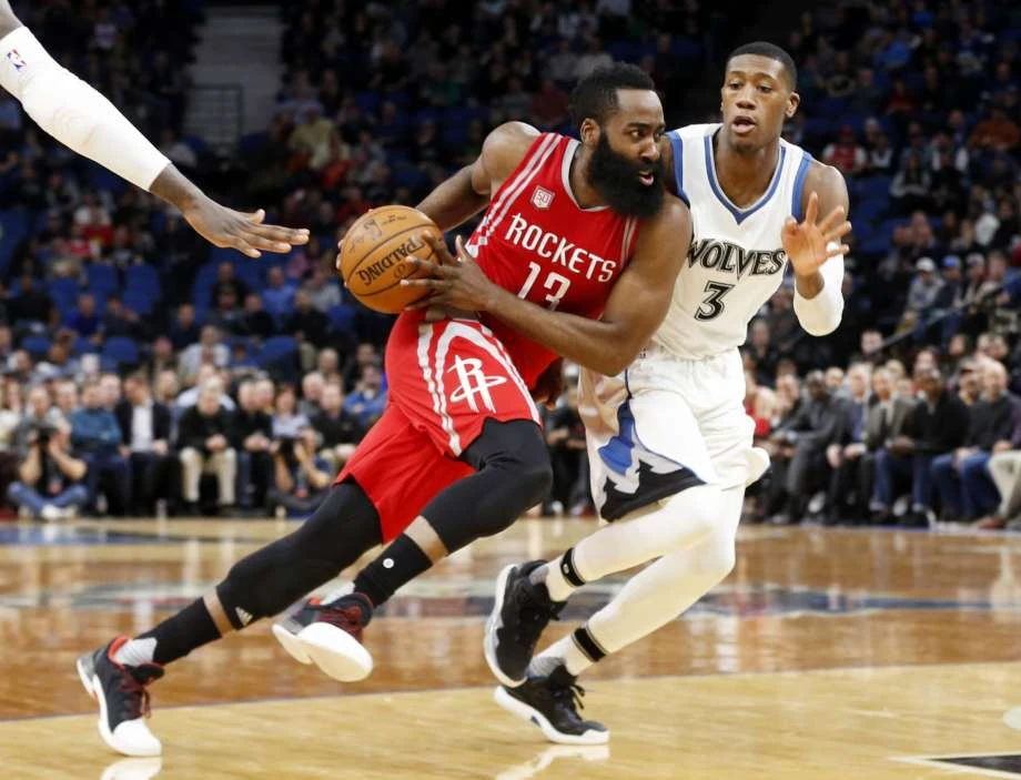 James Harden đi bóng trước sự cản phá của một hậu vệ Wolves