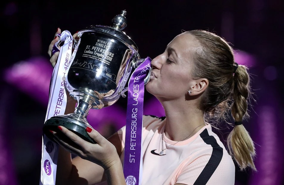 Petra Kvitova hôn chiếc cúp vô địch St.Petersbourg Ladies' Trophy