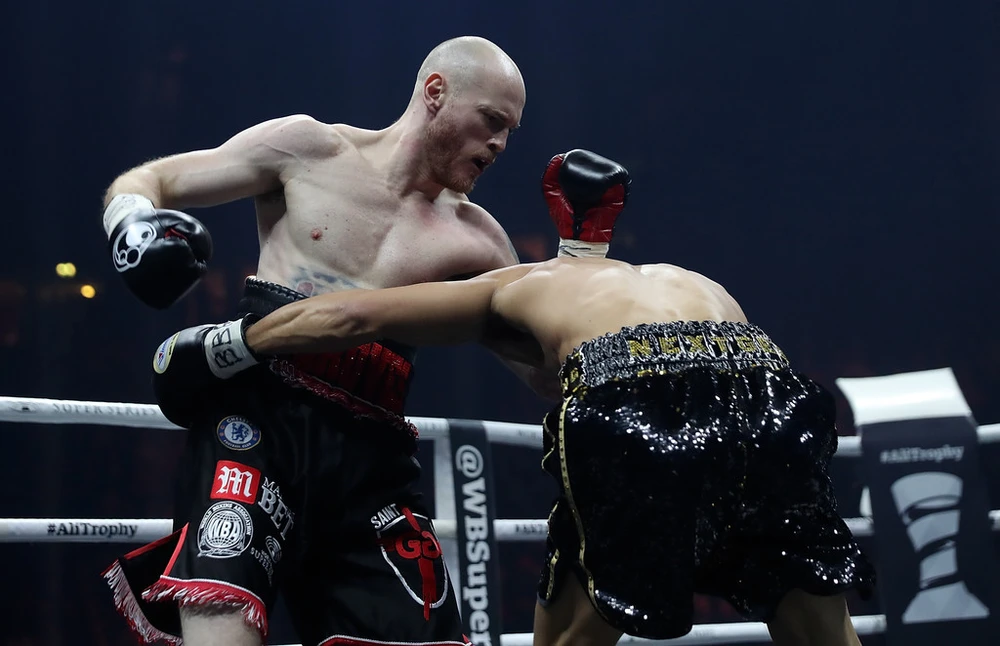 Groves - một Fan cuồng Chelsea - vẫn thắng Eubank dù trật khớp vai