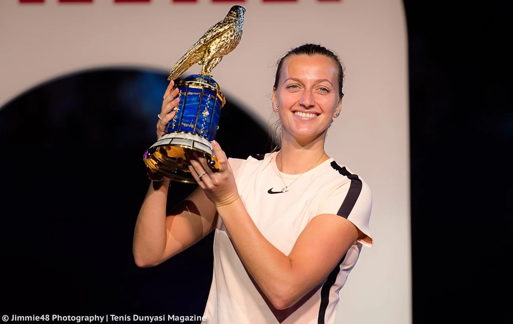 Petra Kvitova và chiếc cúp vô địch ở Doha