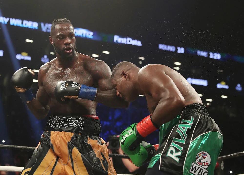 Deontay Wilder (trái) đã thổi bay Luis Ortiz trong cơn cuồng nộ