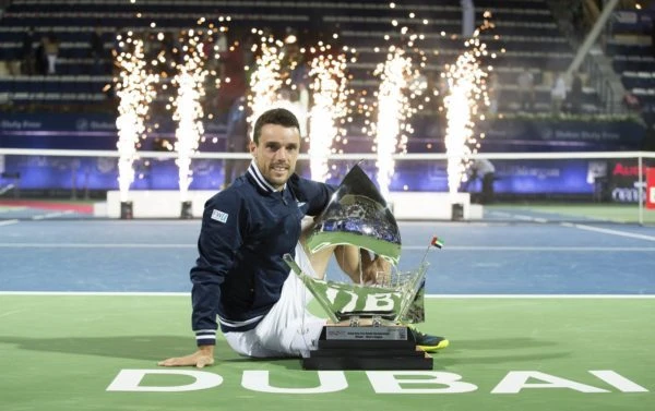 Roberto Bautista Agut và chiếc cúp vô địch Dubai