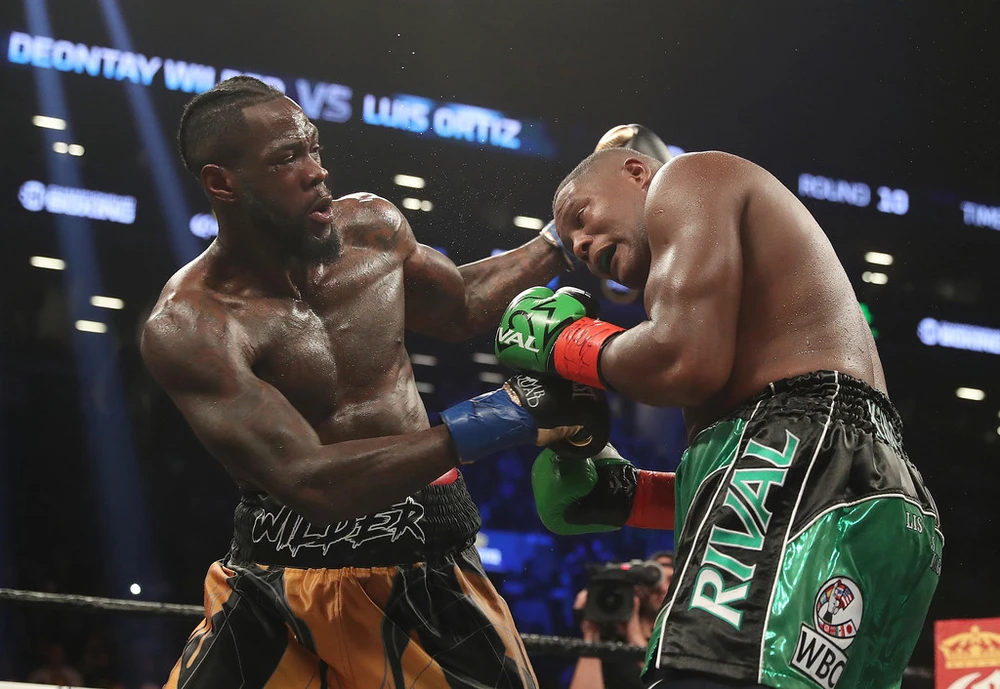 Deontay Wilder (trái) trong trận thắng Luis Ortiz