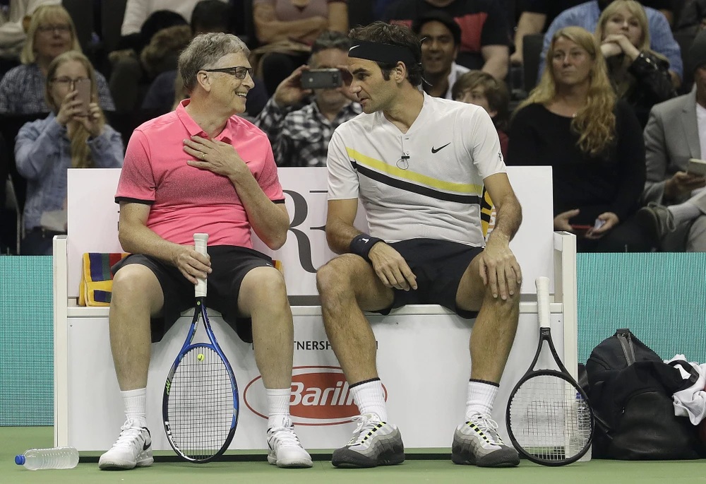 Roger Federer (phải) và Tỷ phú Bill Gates ở sự kiện từ thiện "Trận đấu vì châu Phi"