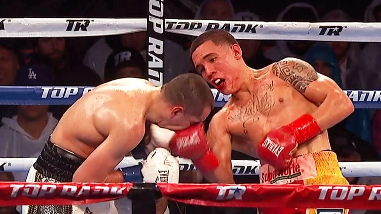 Oscar Valdez (phải) đổ khá nhiều máu để đánh bại Scott Quigg