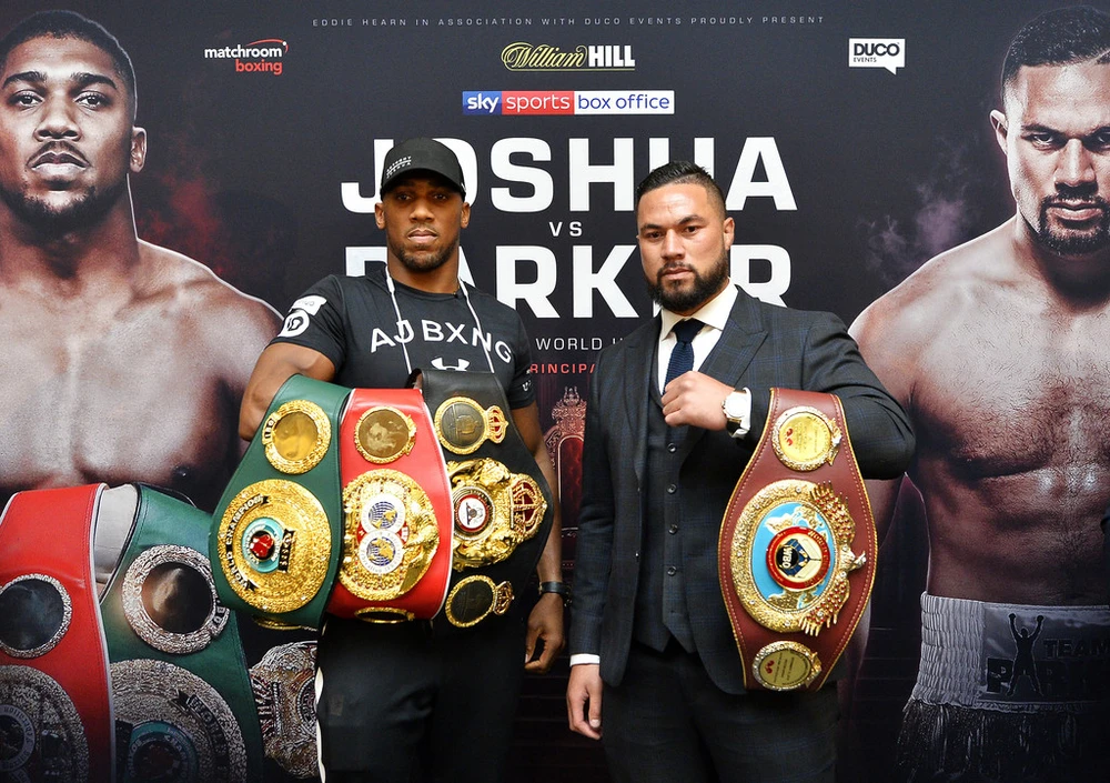 Anthony Joshua (trái) và Joseph Parker