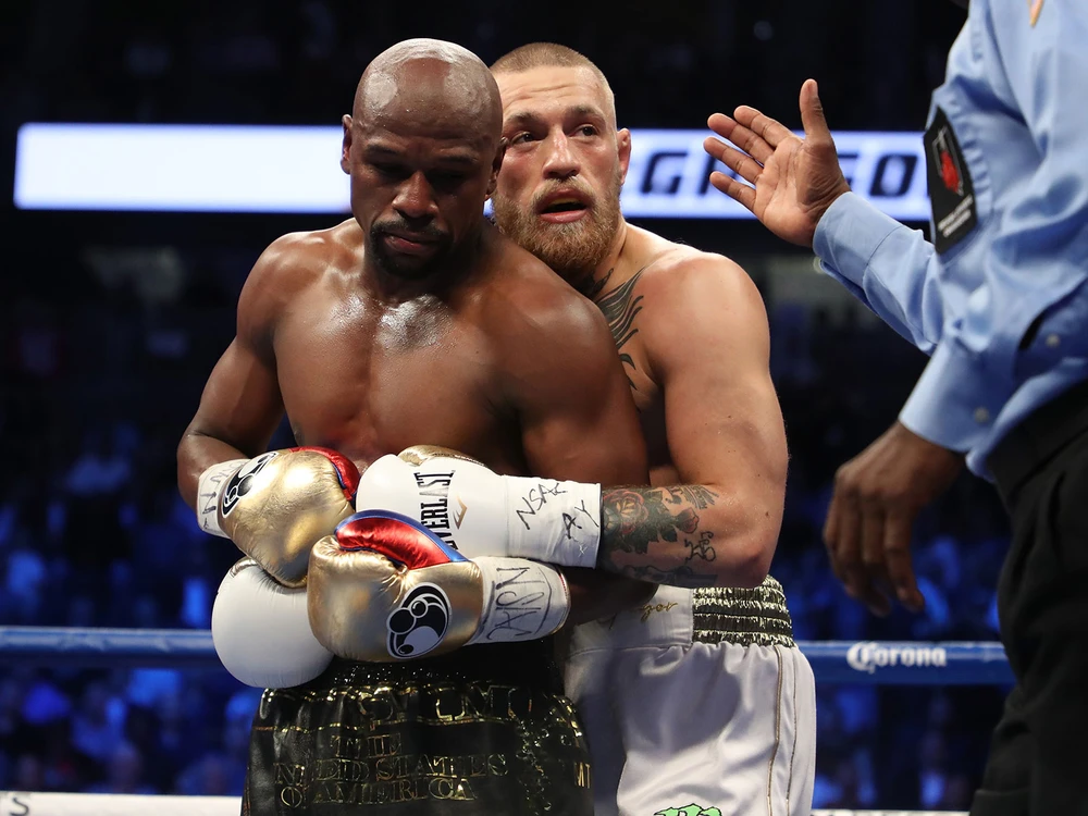 Mayweather (trước) và McGregor trong trận đấu quyền Anh hồi tháng 8 năm ngoái