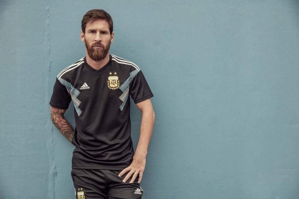 Messi trong mẫu áo sân khách mới của tuyển Argentina