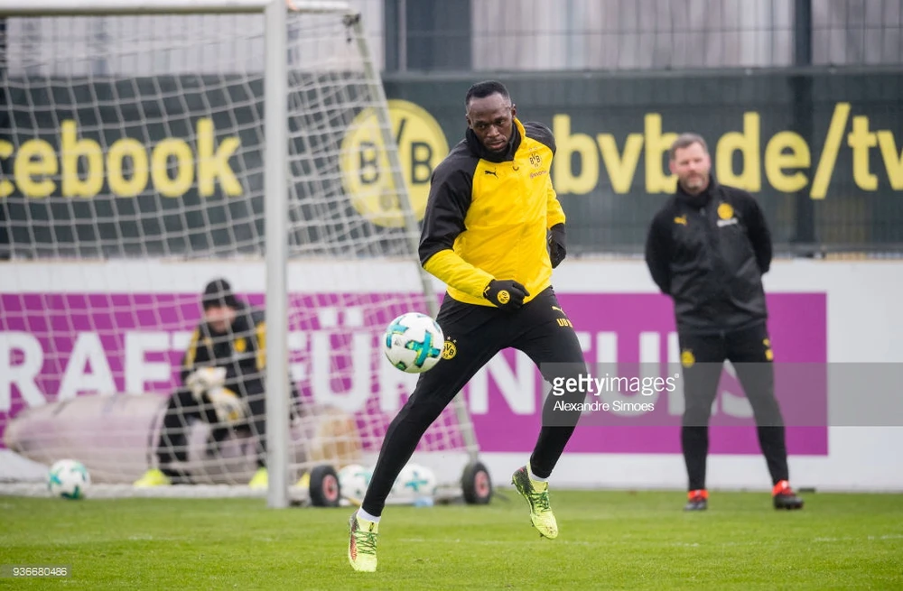 Usain Bolt trên sân tập của Borussia Dortmund