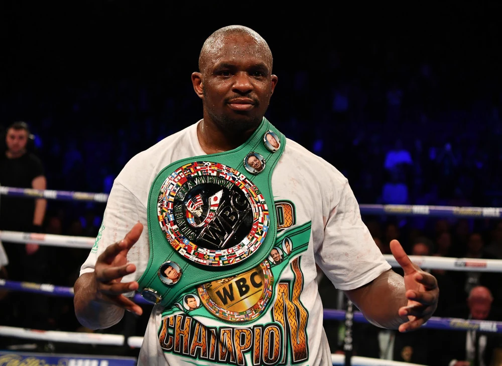 Dillian Whyte khoe đai vô địch WBC (Silver)