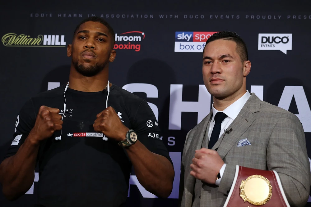 Anthony Joshua (trái) và Joseph Parker