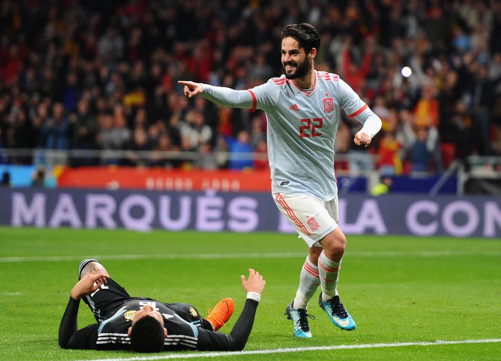 Isco ăn mừng trong trận thắng Argentina