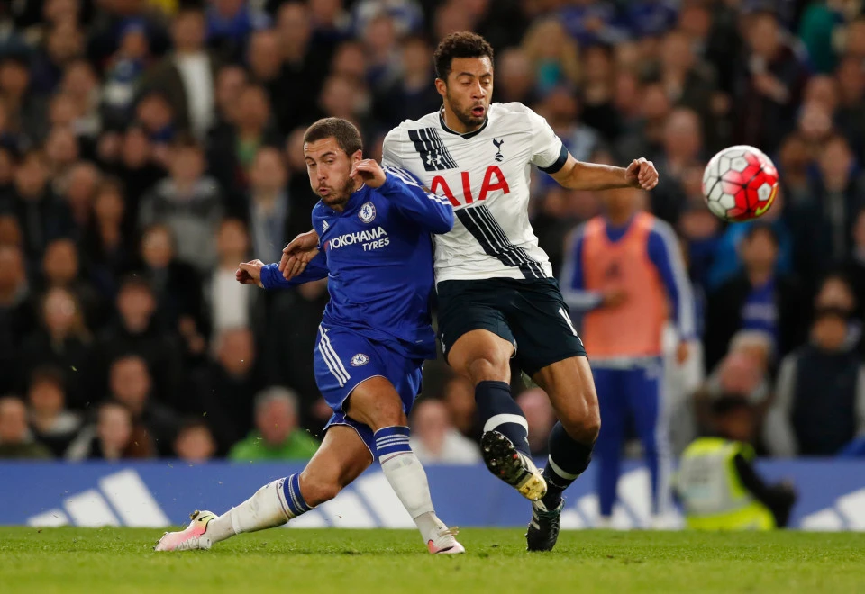 Hazard (trái) luôn tỏa sáng khi đối đầu với Tottenham