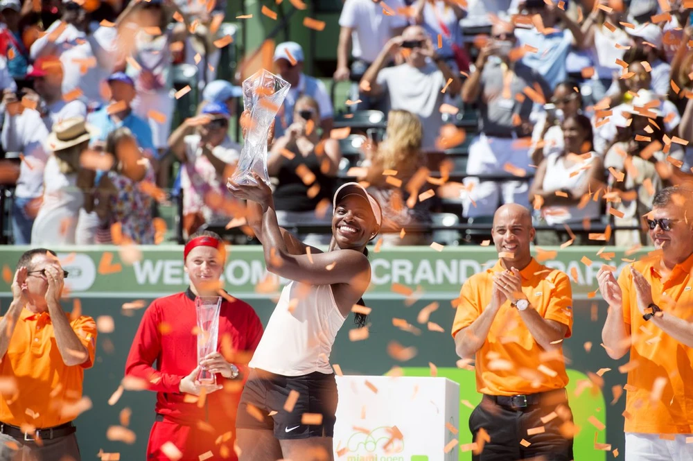 Sloane Stephens hạnh phúc với chiếc cúp vô địch Miami Open 2018