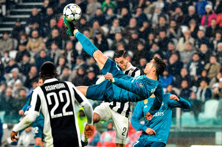 “Thánh Ibra” thách Ronaldo ghi cú xe đạp chổng ngược từ… 40 mét ảnh 1