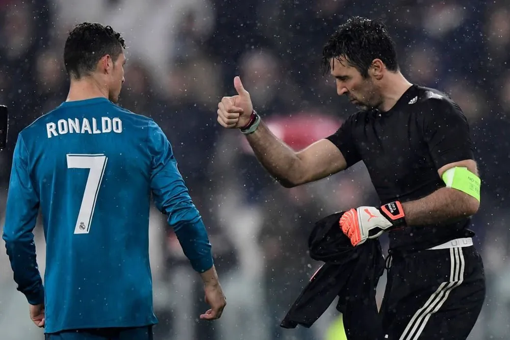 Buffon buộc phải giơ ngón tay cái thể hiện sự thán phục dành cho Ronaldo