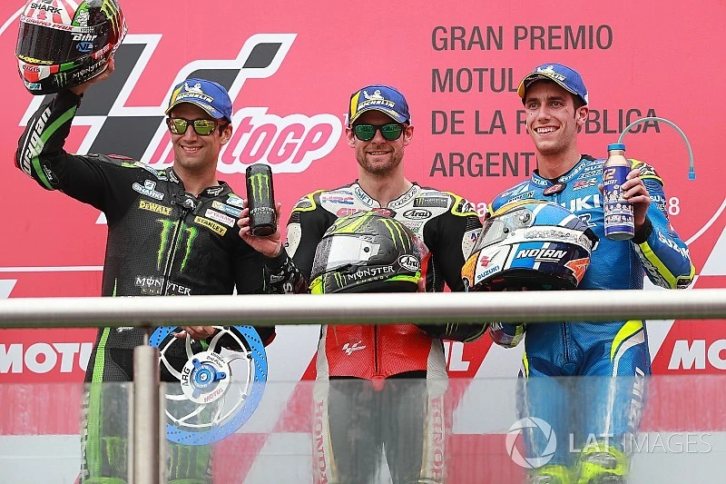 Carl Crutchlow (giữa) xuất sắc đăng quang ở Argentina