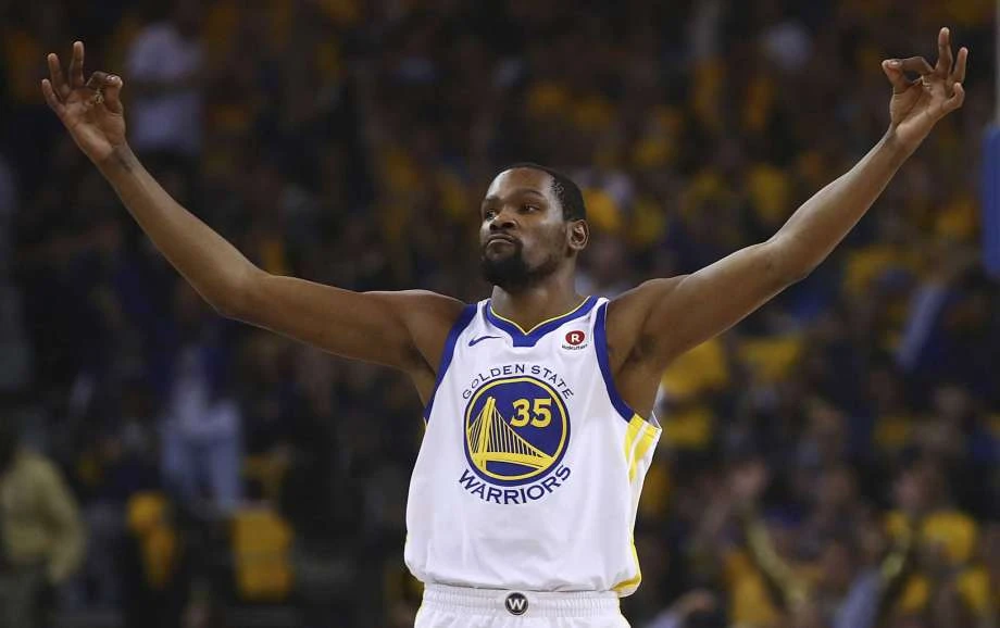 Kevin Durant ăn mừng chiến thắng