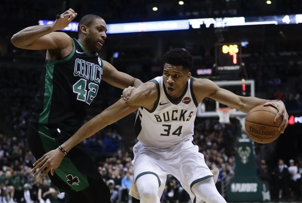 Giannis Antetokounmpo (phải) tỏa sáng