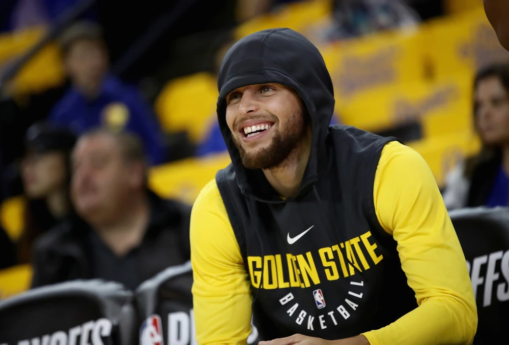 Stephen Curry làm nóng nhưng rồi vẫn ngồi ngoài sân đấu