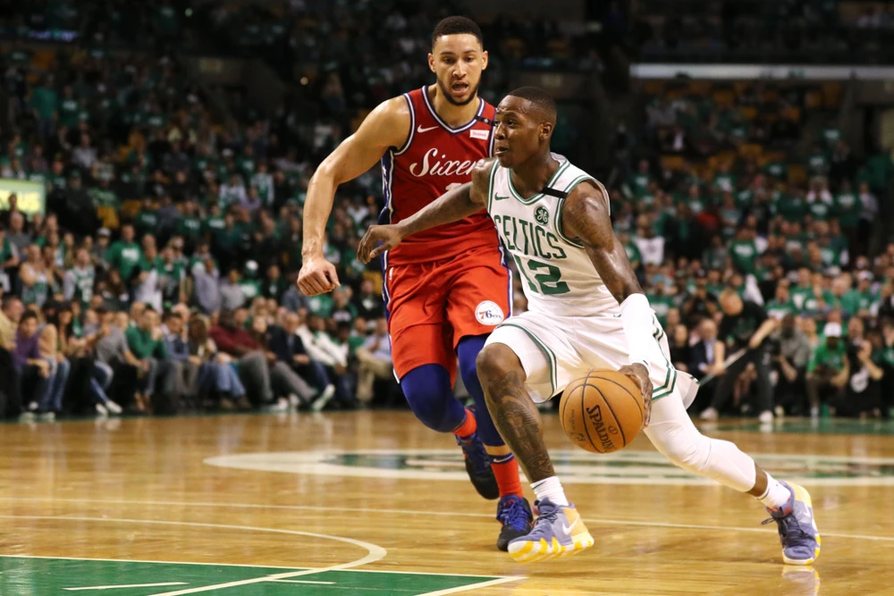 Terry Rozier (phải) đi bóng trong sự bám đuổi của một cầu thủ 76ers