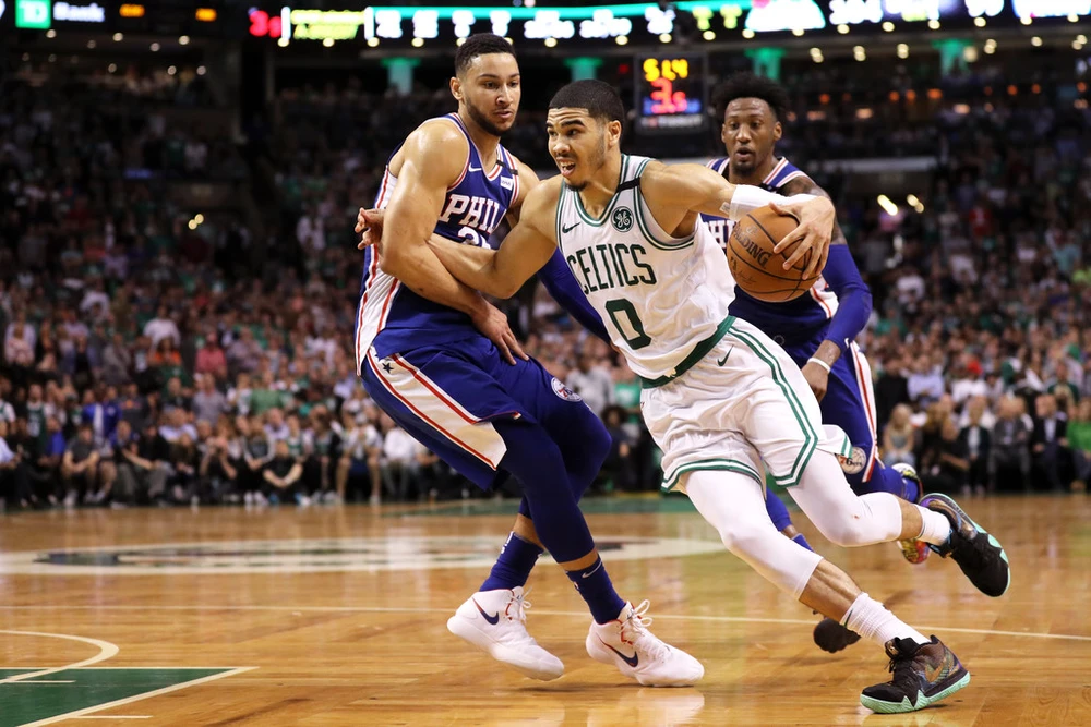 Jayson Tatum (phải) của Boston