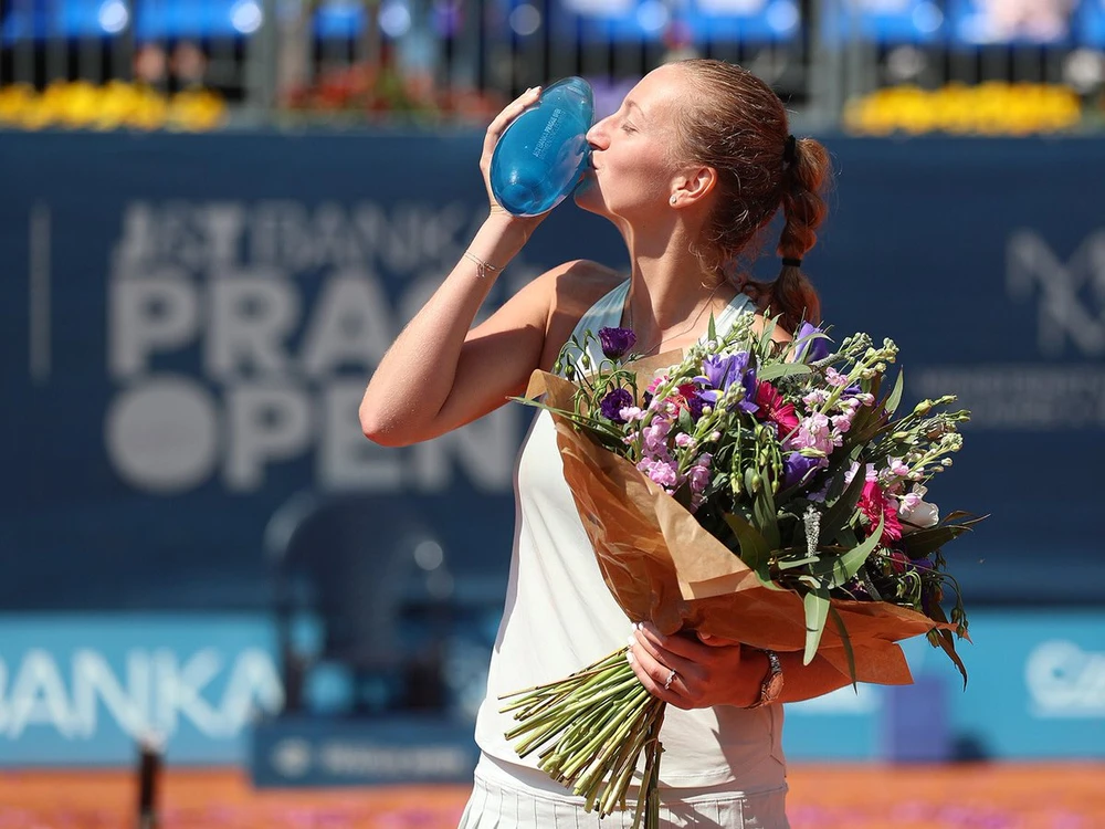 Petra Kvitova hôn chiếc cúp vô địch Praha Open 2018