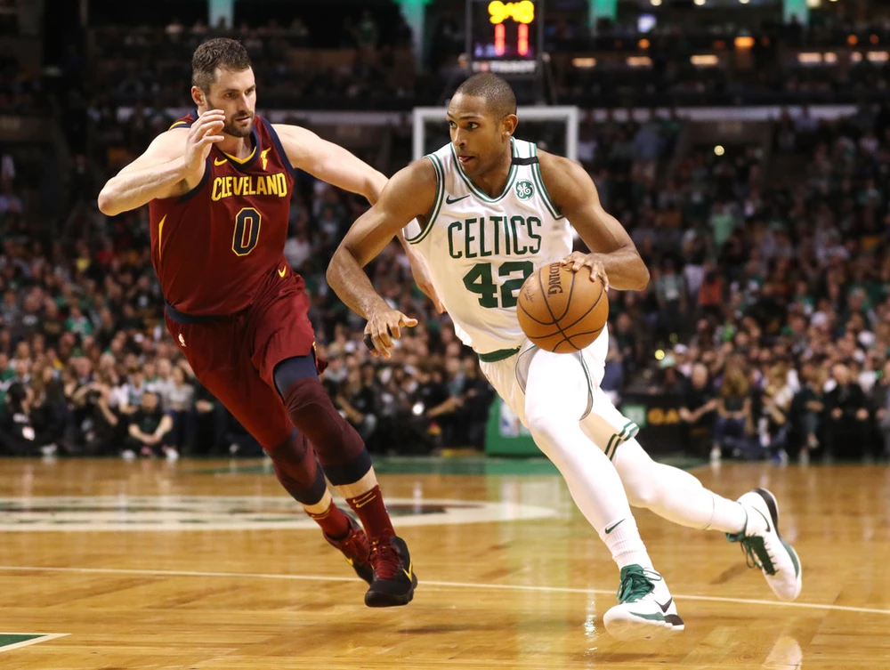 Al Horford đi bóng dũng mãnh