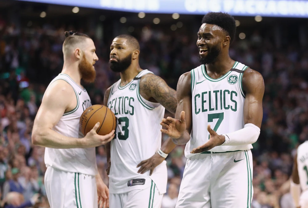 Jaylen Brown (ngoài cùng bên phải) của Boston ăn mừng chiến thắng