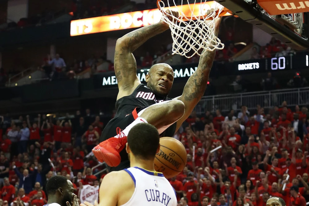 PJ Tucker trong một pha tấn công lên rổ