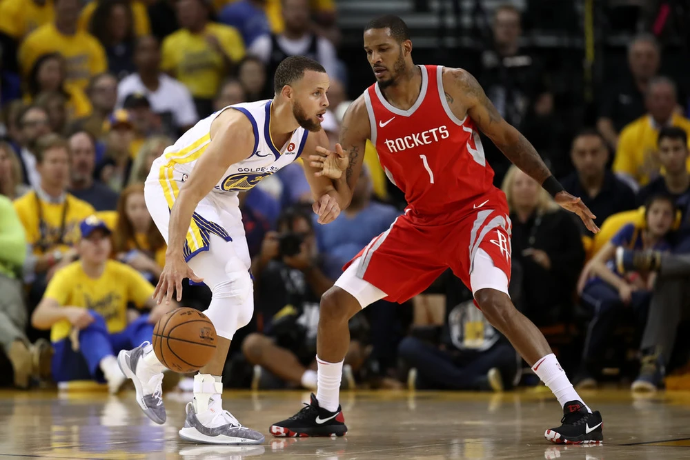 Stephen Curry nhồi bóng trước mặt một cầu thủ Houston