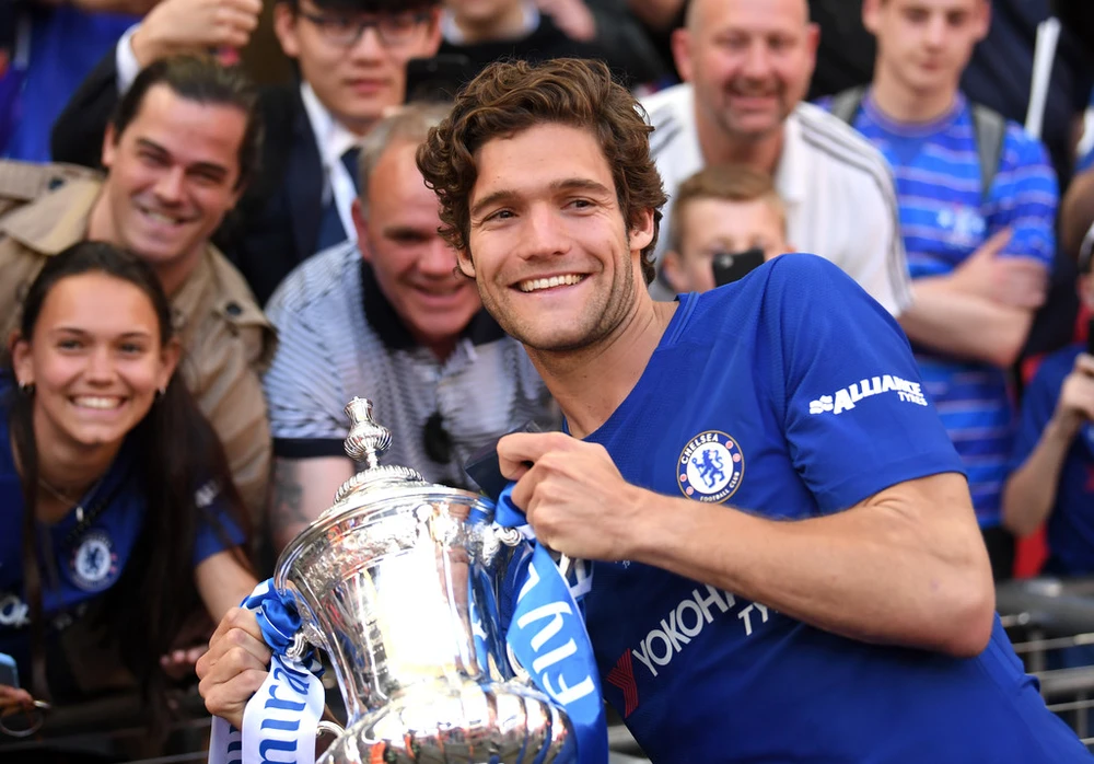 Marcos Alonso tươi cười với chiếc cúp FA