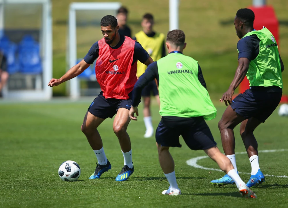 Ruben Loftus-Cheek (áo đỏ) trong một buổi tập với tuyển Anh