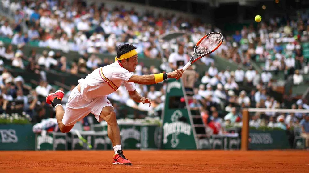 Kei Nishikori vất vả cứu bóng