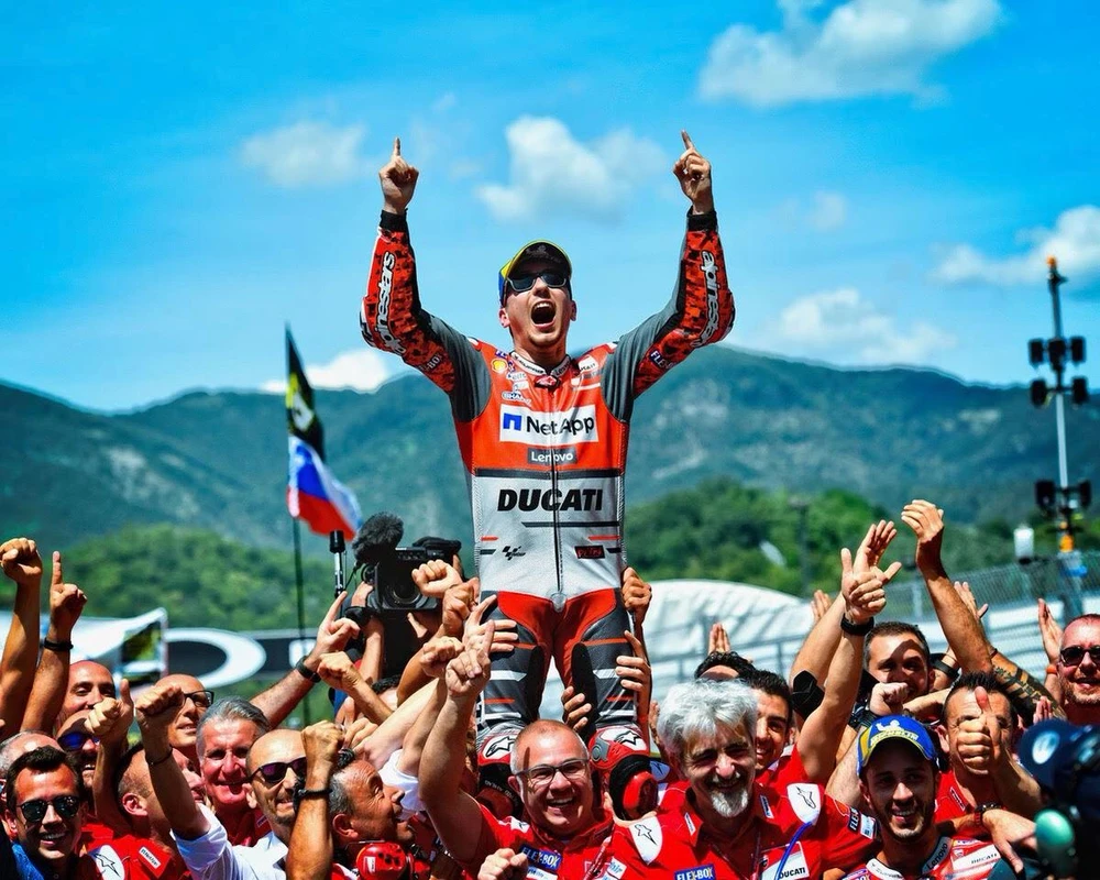 Jorge Lorenzo ăn mừng chiến thắng