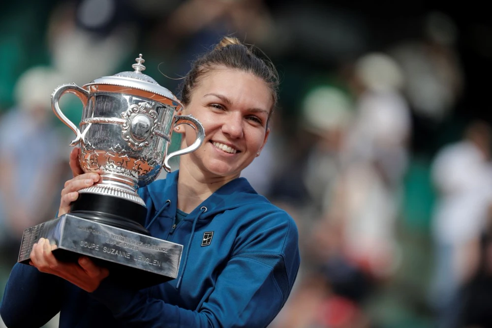 Simona Halep hạnh phúc với chiếc cúp vô địch Roland Garros